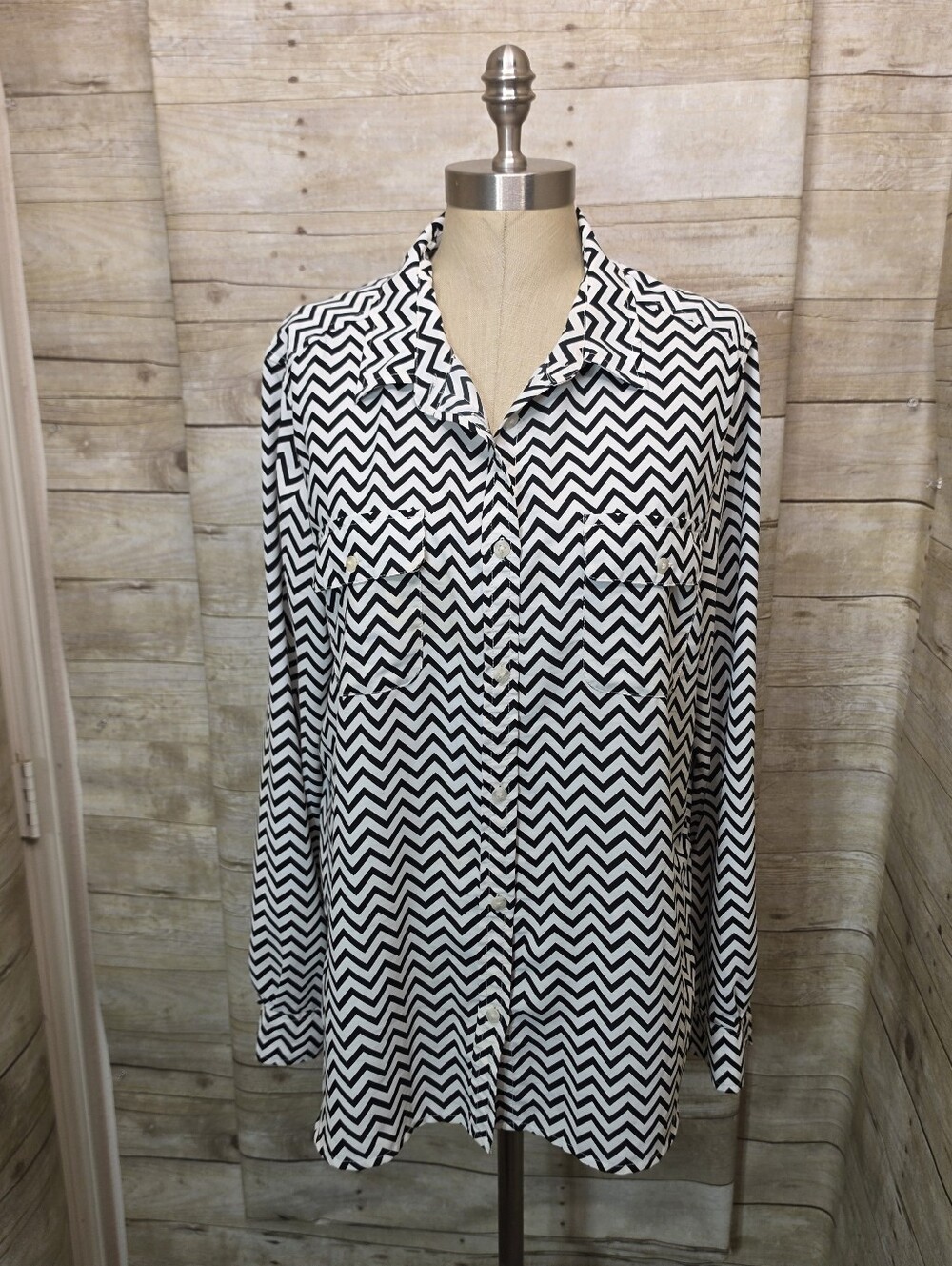 American Eagle Outfitters Black & White Zigzag Button-Up Shirt